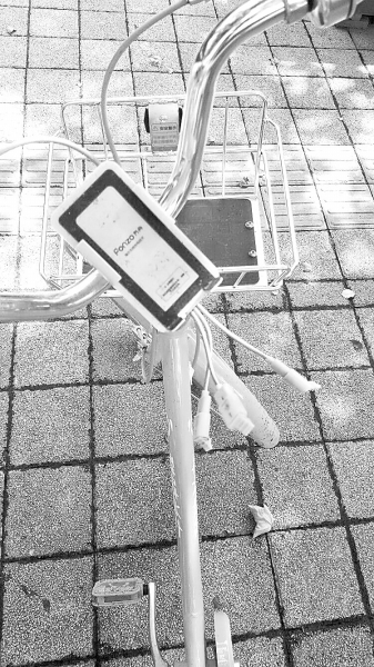 車把中間有手機(jī)充電支架，下方連接著3根充電線。