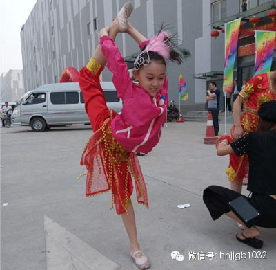 先練練功，為一會(huì)兒的演出做準(zhǔn)備