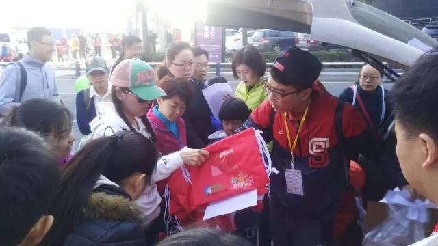 8:30準(zhǔn)時(shí)集合，現(xiàn)場工作人員給大家分發(fā)參賽證和參賽衣服。