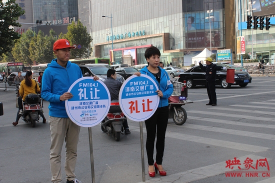 河南省文明交通形象大使、河南交通廣播主持人南方在活動(dòng)現(xiàn)場(chǎng)