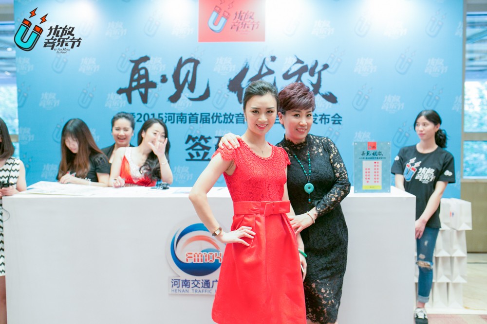 貼心的南方姐姐和美女主播小佩，海洋是不是每天都要流口水呀！