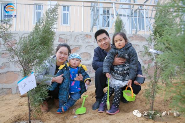 一家四口，一起種下我們的小樹(shù)，和寶貝兒們一起茁壯成長(zhǎng)！