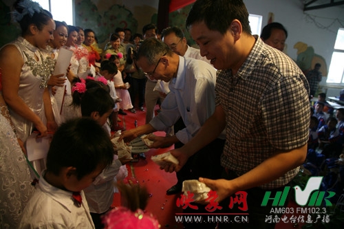 信息廣播總監(jiān)李金鋒等為小朋友獻愛心 信息廣播總監(jiān)李金鋒等為小朋友獻愛心