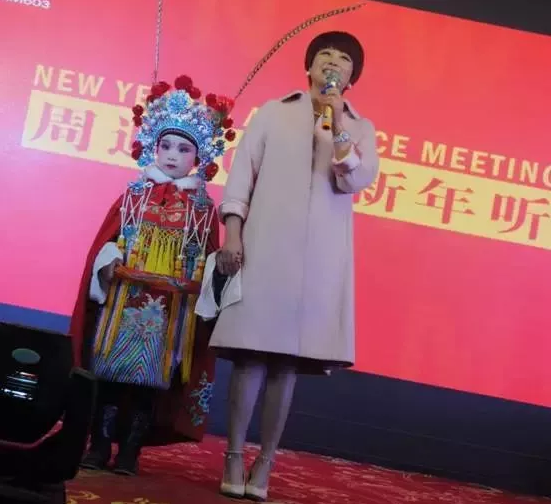 盛裝亮相的小戲迷，周迪的節(jié)目影響了一代又一代人