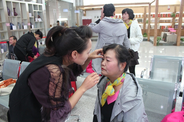 活動(dòng)開(kāi)始前，教育廣播女主播幫參與活動(dòng)演出的老人化妝