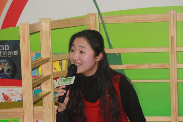 女主播“卷卷貓”親臨現(xiàn)場，繪聲繪色為孩子們講故事