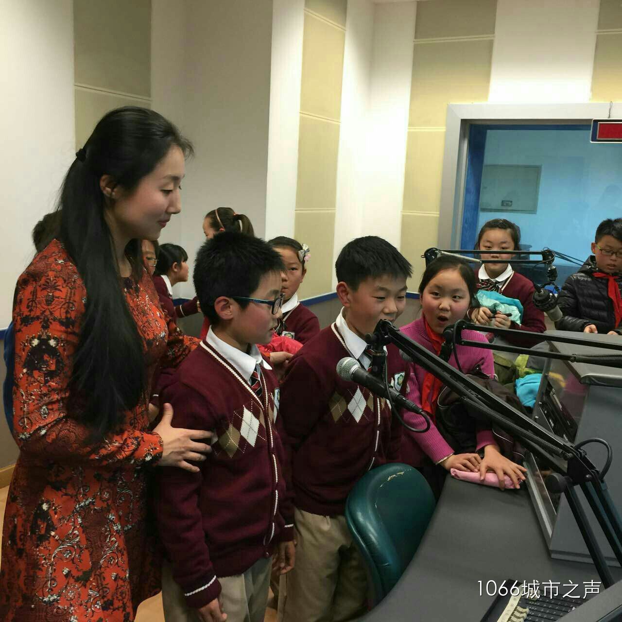 “好激動，好激動”！天天上學、放學都從廣播大廈經(jīng)過，今天終于進來了！