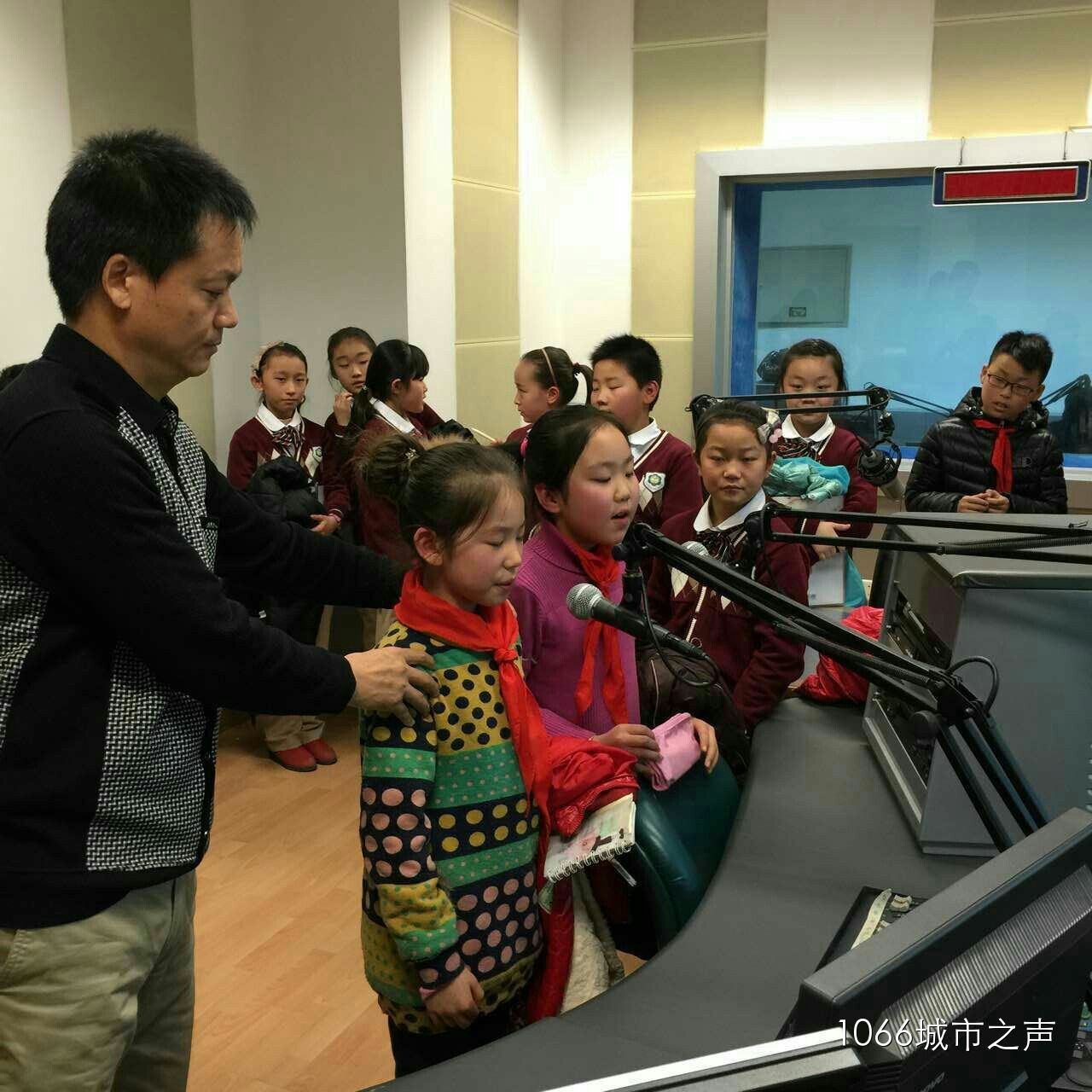 現(xiàn)場接受播音指導，有模有樣耶！