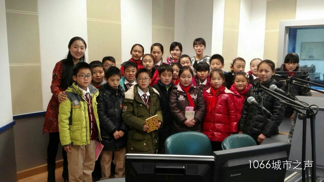 跟電臺的主持人和老師們的大合影！真是難忘的一天??！