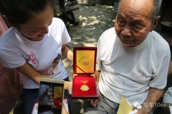 老兵聽不到我們在說什么，今年98了。