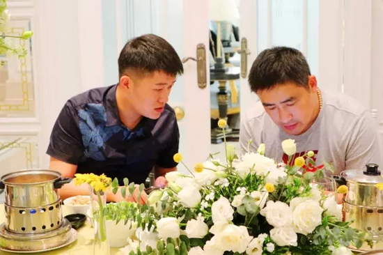 這種熱烈的氣氛，一直延續(xù)到飯桌上