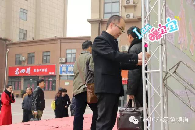 寒江副總監(jiān)親力親為，事無巨細(xì)。偶像真是暖暖惹人愛呢！