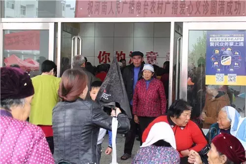 現(xiàn)場(chǎng)真是的人山人海，只能用太火爆三個(gè)字形容了！