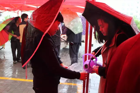 在寒冷的天氣中，為了能讓專家大夫們喝上熱水，紅改主任與柳青不斷的給大家添水。