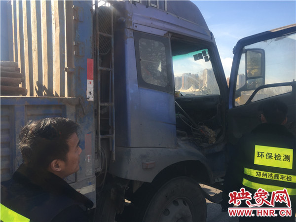 機(jī)動車污染監(jiān)察支隊正在檢測大貨車尾氣排放指數(shù) 機(jī)動車污染監(jiān)察支隊正在檢測大貨車尾氣排放指數(shù)