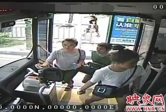 監(jiān)控顯示，竊賊偷女孩手機，公交車長幫忙要回手機。