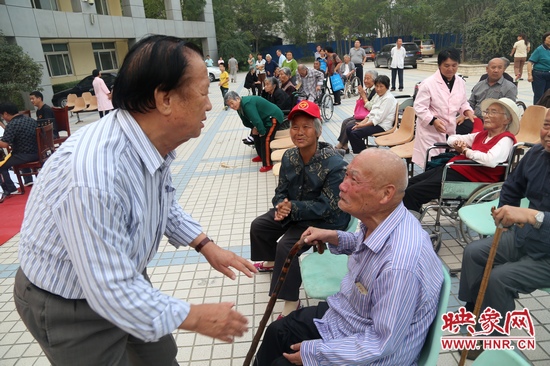 賈廷聚先生慰問老人 賈廷聚先生慰問老人