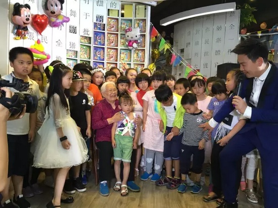 　　豫劇表演藝術家高潔老師和孩子們在一起，講述自己和戲曲的故事，祝福所有的小朋友節(jié)日快樂。