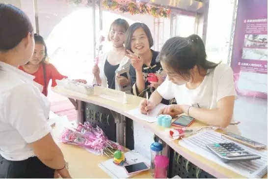 到場(chǎng)嘉賓均獲得巧克力一盒，女士另外還獲得獲得玫瑰花一支。