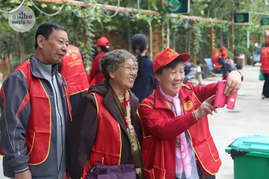 爺爺奶奶叔叔阿姨被盛運(yùn)莊園的景致吸引，紛紛拍照留影