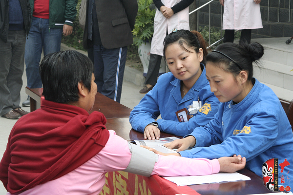 活動(dòng)現(xiàn)場為敬老院的老人免費(fèi)義診