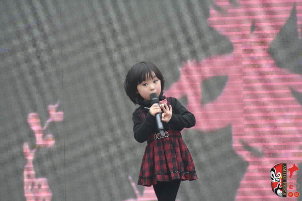 河南電視臺(tái)《梨園春》明星小擂主、河南軒逸少兒藝術(shù)培訓(xùn)中心張楚怡演唱豫劇《抬花轎》選段“從今后不當(dāng)那老