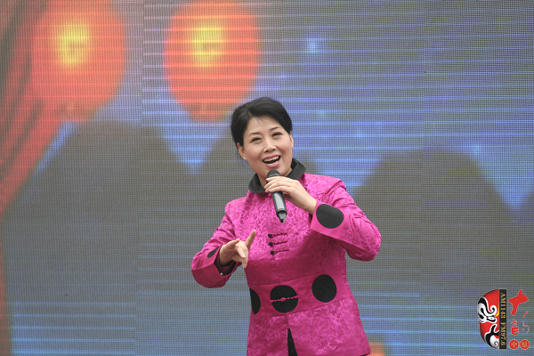 著名曲劇表演藝術(shù)家、中國戲劇梅花獎(jiǎng)獲得者方素珍演唱曲劇《風(fēng)雪配》選段“今日是我出閨的前一天晚上”