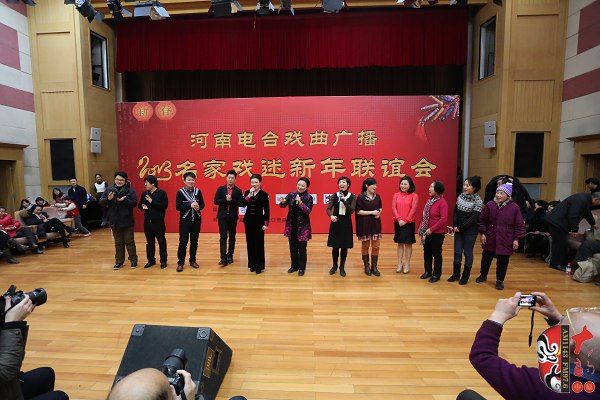 河南電臺(tái)戲曲廣播主持人和藝術(shù)家及現(xiàn)場戲迷同唱《朝陽溝》上山片段