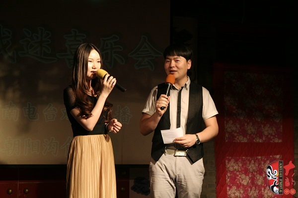 主持人：河南電臺(tái)戲曲廣播《越學(xué)越開(kāi)心》主持人張琳，著名戲曲節(jié)目主持人、戲曲廣播當(dāng)家小生月陽(yáng)