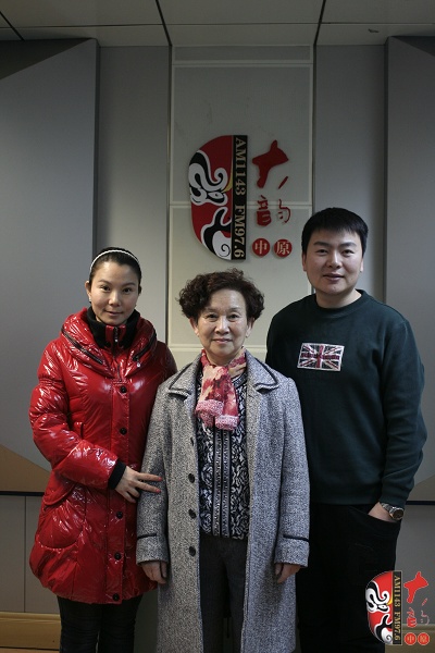 著名豫劇表演藝術(shù)家牛淑賢及愛(ài)徒吳素珍和著名戲曲節(jié)目主持人河南電臺(tái)戲曲廣播當(dāng)家小生月陽(yáng)合影 著名豫劇表演藝術(shù)家牛淑賢及愛(ài)徒吳素珍和著名戲曲節(jié)目主持人河南電臺(tái)戲曲廣播當(dāng)家小生月陽(yáng)合影