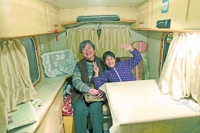  天黑了，外面風(fēng)雨交加而董怡汶坐在溫暖的房車(chē)?yán)铩? oldsrc=