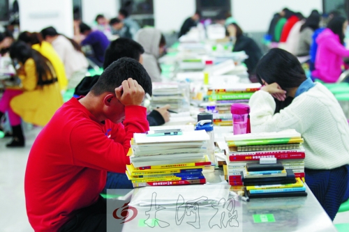 偌大的食堂里，很安靜