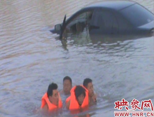 韓明、賈建峰，馮先忠三位市民奮力營救落水者