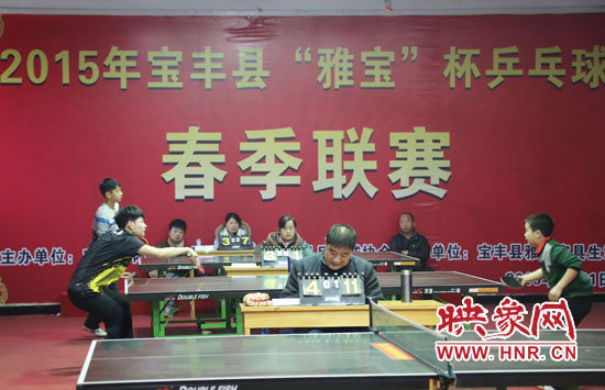 2月22日，河南省寶豐縣兩名乒乓球參賽選手在比賽中激烈角逐。