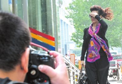 7月22日李某某輪奸案庭前會議，夢鴿擋臉小跑進法院。資料圖片京華時報記者蒲東峰攝