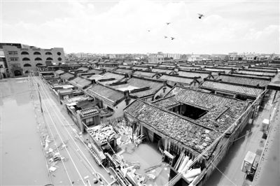 19日，廣東汕頭潮陽(yáng)區(qū)和平鎮(zhèn)出現(xiàn)水浸現(xiàn)象。連日來(lái)，廣東省汕頭市潮陽(yáng)區(qū)、潮南區(qū)普降暴雨。新華社發(fā)