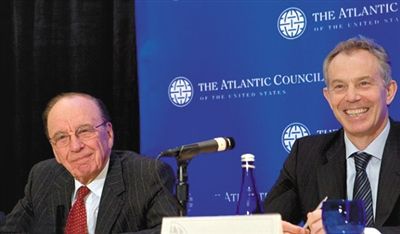 2008年，布萊爾與默多克在美國參加一國際會議。