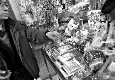 12月27日，世紀(jì)天鼎購物廣場的一位商戶表示，今年的賀卡明顯沒有前幾年好賣。新京報(bào)記者 王貴彬 攝