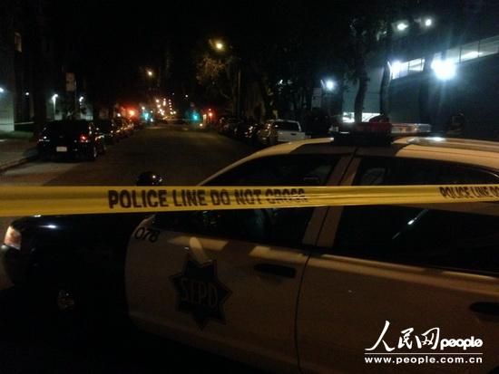 縱火案件發(fā)生在1月1日晚9時(shí)25分，舊金山當(dāng)?shù)鼐胶拖绬T幾分鐘內(nèi)趕到事故現(xiàn)場(chǎng)，并迅速撲滅了火情。記者1日晚趕到現(xiàn)場(chǎng)時(shí)，領(lǐng)館正門(mén)所在區(qū)域已經(jīng)被警察封鎖。