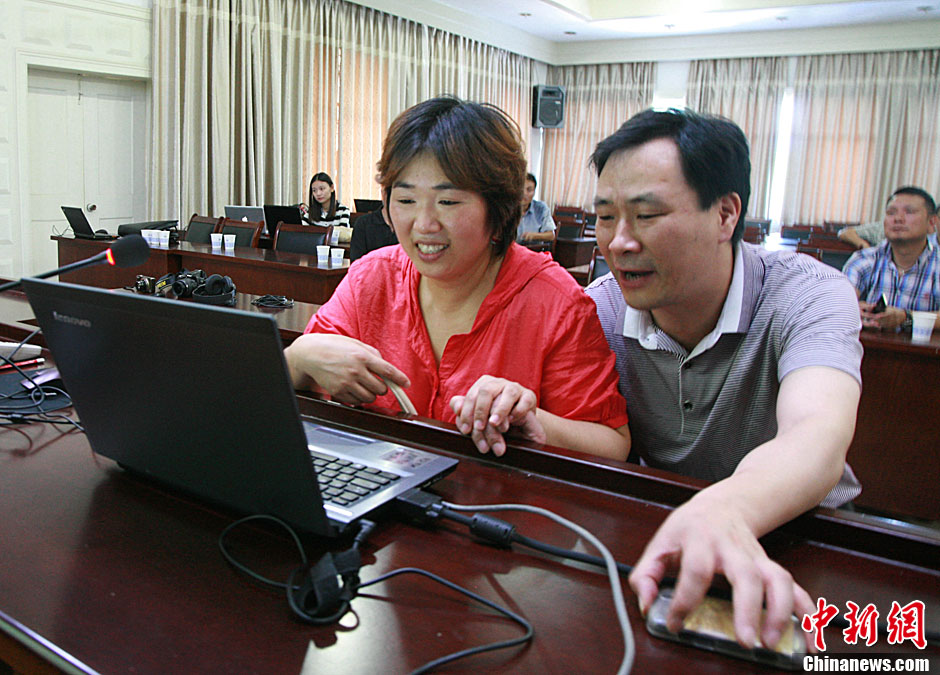 浙江江山韓亞空難親歷學生與國內(nèi)家長進行視頻對話 中新社發(fā) 李晨韻/攝 浙江江山韓亞空難親歷學生與國內(nèi)家長進行視頻對話 中新社發(fā) 李晨韻/攝