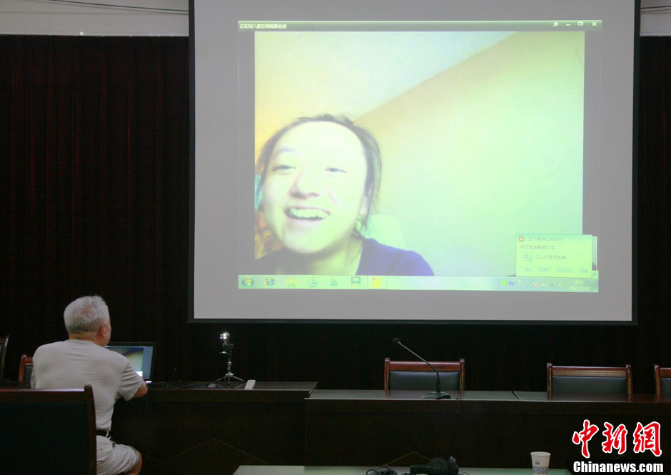 浙江江山韓亞空難親歷學生與國內(nèi)家長進行視頻對話 中新社發(fā) 李晨韻/攝 浙江江山韓亞空難親歷學生與國內(nèi)家長進行視頻對話 中新社發(fā) 李晨韻/攝