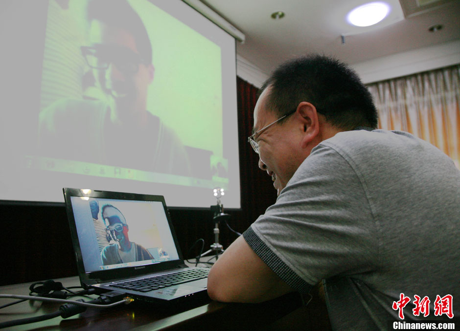 浙江江山韓亞空難親歷學生與國內(nèi)家長進行視頻對話 中新社發(fā) 李晨韻/攝 浙江江山韓亞空難親歷學生與國內(nèi)家長進行視頻對話 中新社發(fā) 李晨韻/攝