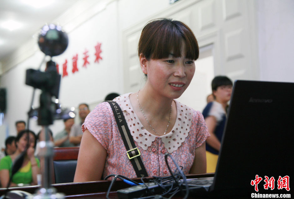 浙江江山韓亞空難親歷學生與國內(nèi)家長進行視頻對話 中新社發(fā) 李晨韻/攝 浙江江山韓亞空難親歷學生與國內(nèi)家長進行視頻對話 中新社發(fā) 李晨韻/攝