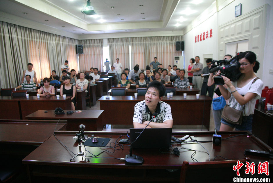 浙江江山韓亞空難親歷學生與國內(nèi)家長進行視頻對話 中新社發(fā) 李晨韻/攝 浙江江山韓亞空難親歷學生與國內(nèi)家長進行視頻對話 中新社發(fā) 李晨韻/攝