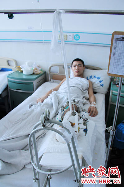 “如果有人肯幫我出4萬元的醫(yī)藥費(fèi)，我愿意為他免費(fèi)工作3年，多苦多累都行?！?月26日，躺在病床里上的