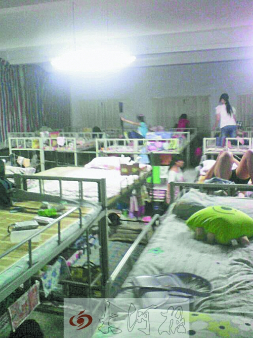 住在電教室里的女生們，擁擠不堪。