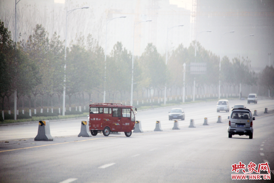 獨(dú)家：記者走訪鄭開(kāi)大道 已放置數(shù)百個(gè)水泥隔離樁