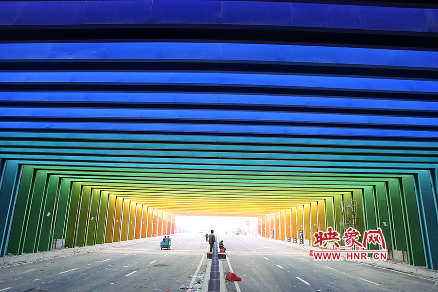 出隧道時(shí)由顏色過渡為紫色。