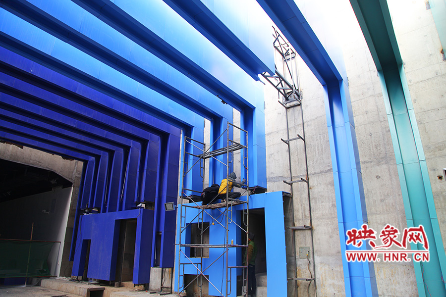 工人還在緊張施工。