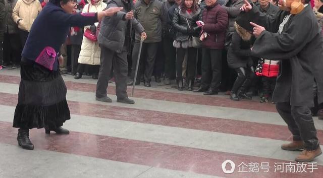 洛陽大叔扮豬八戒 一個(gè)動(dòng)作令人臉紅